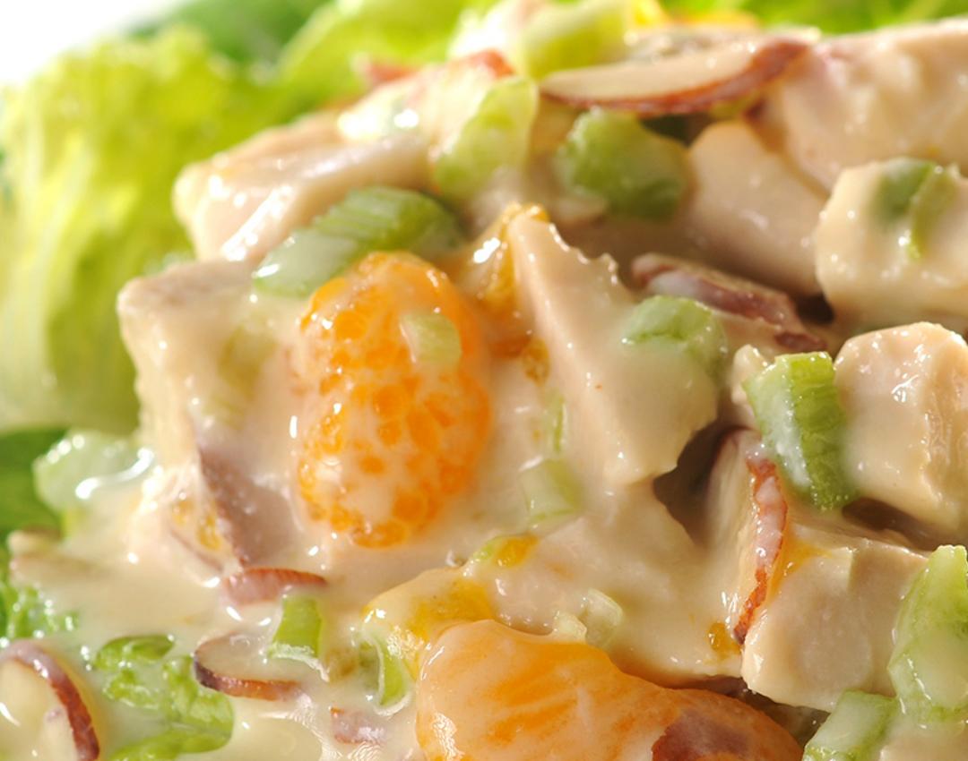 https://images.aws.nestle.recipes/resized/f11964e671c4fbb569f07fcad3fb42b1_crunchy_orange_chicken_salad_long_left_1080_850.jpg