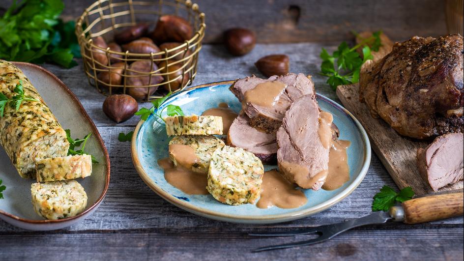 Wildschweinkeule mit Serviettenknödeln