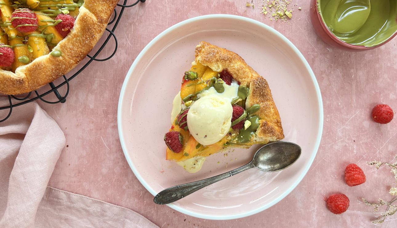 Galette de melocotón, frambuesas y pistacho