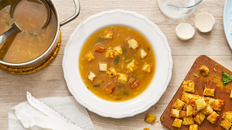 Zwiebelsuppe mit Käsekrüstchen