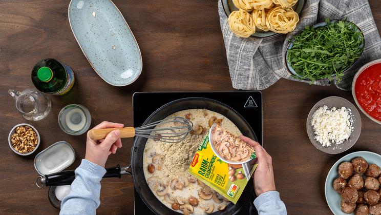 Bandnudeln mit Hackbällchen und Tomaten-Champignon-Sauce