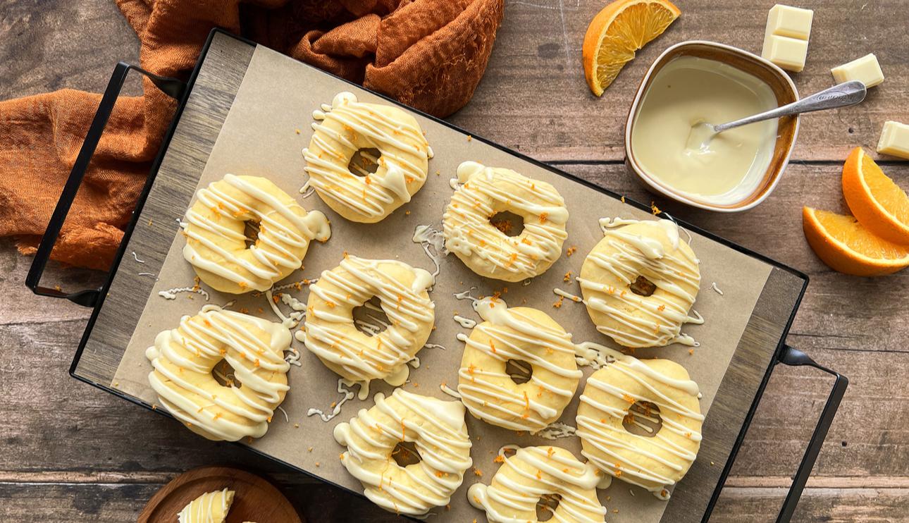 Rosquillas de naranja al horno con chocolate blanco