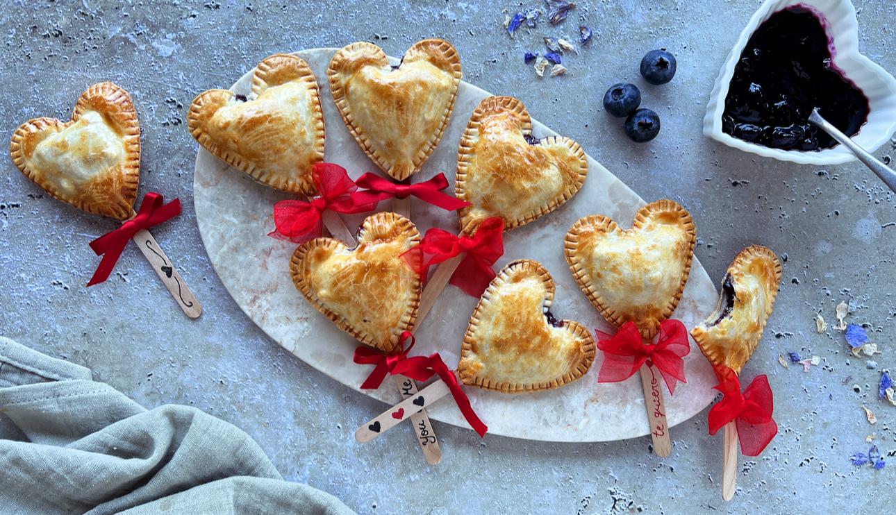Piruletas de queso brie y mermelada de arándanos