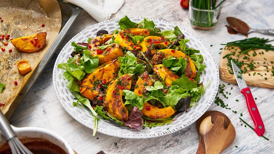 Blattsalat mit Schoko-Dressing und Chili-Kürbisspalten