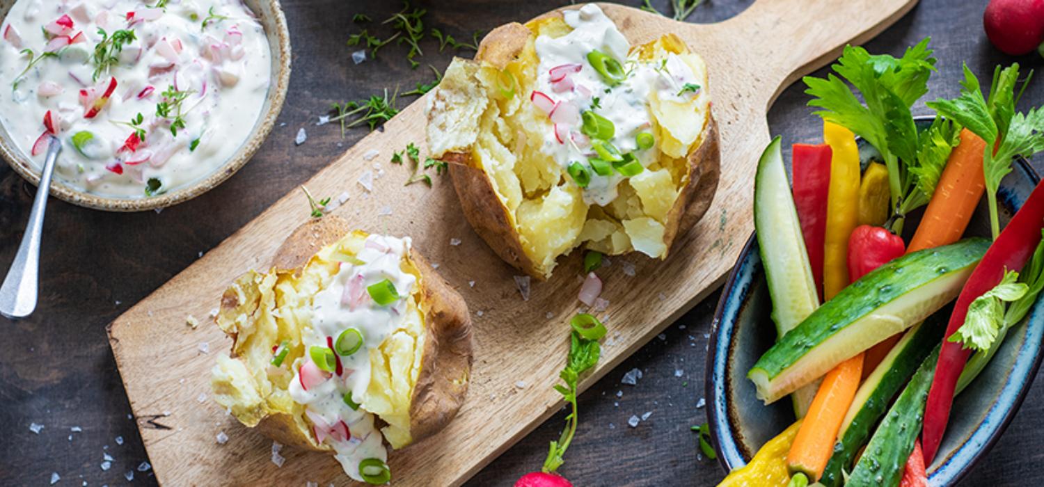 Folienkartoffeln mit buntem Kräuter-Dip