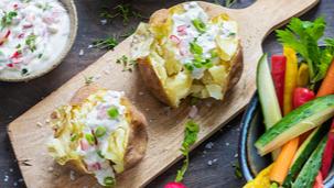 Folienkartoffeln mit buntem Kräuter-Dip