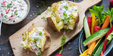 Folienkartoffeln mit buntem Kräuter-Dip