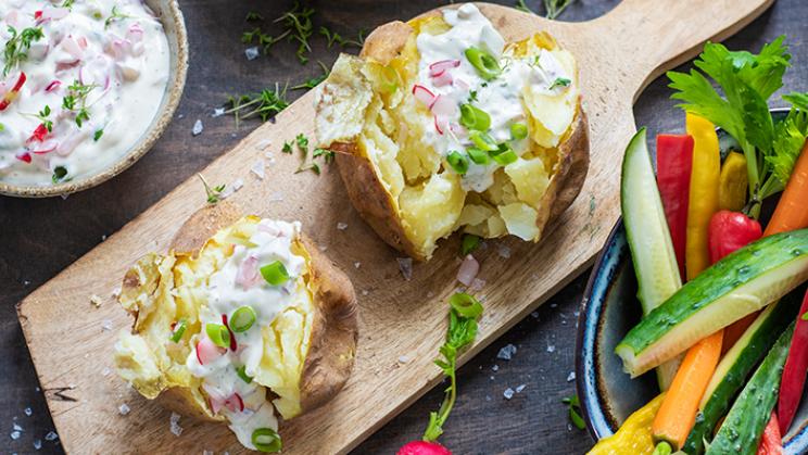 Folienkartoffeln mit buntem Kräuter-Dip