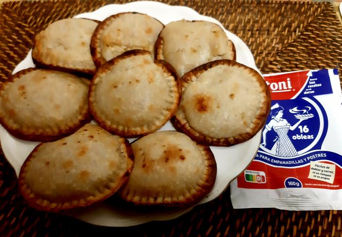 Empanadillas redondas de bonito y huevo con salsa de anchoas de Angelina Prieto de Alcorcón (Madrid)