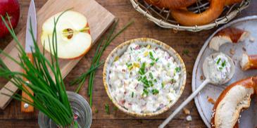 Frischer Apfel-Mayo-Dip mit Schnittlauch