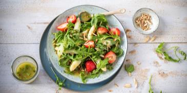 Frühlingssalat mit Erdbeeren und grünem Pfeffer