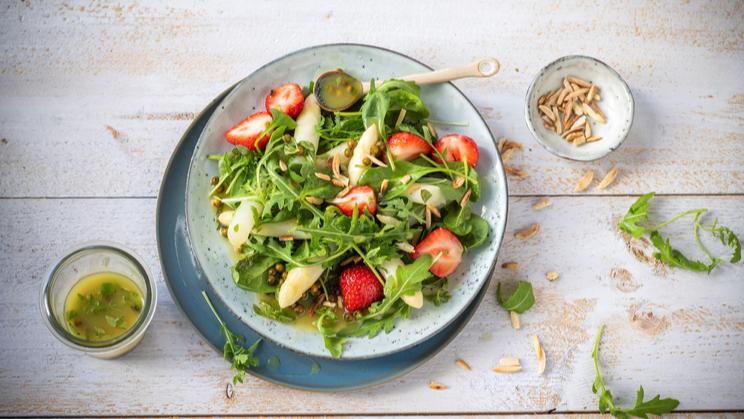 Frühlingssalat mit Erdbeeren und grünem Pfeffer