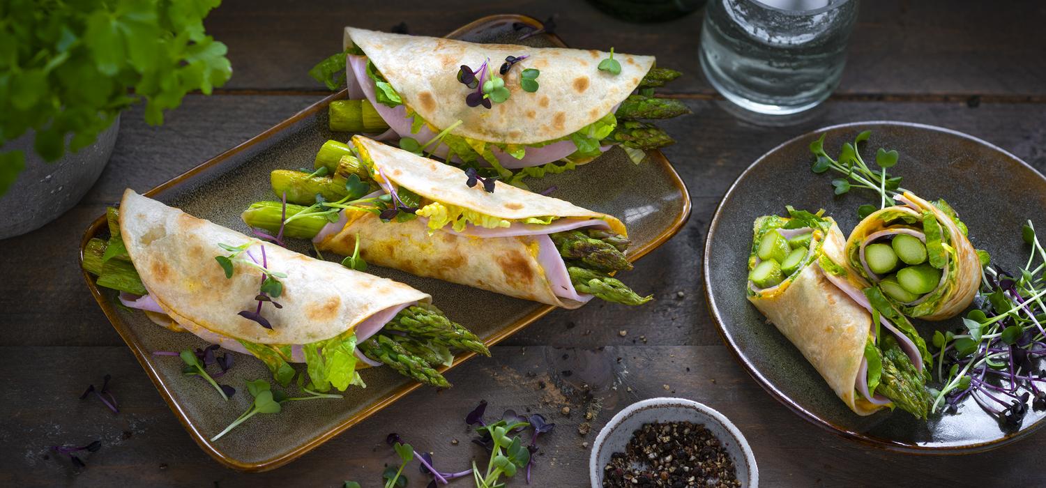 Grüner Spargel-Curry-Wrap