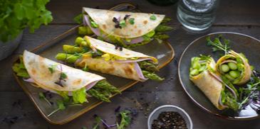 Grüner Spargel-Curry-Wrap