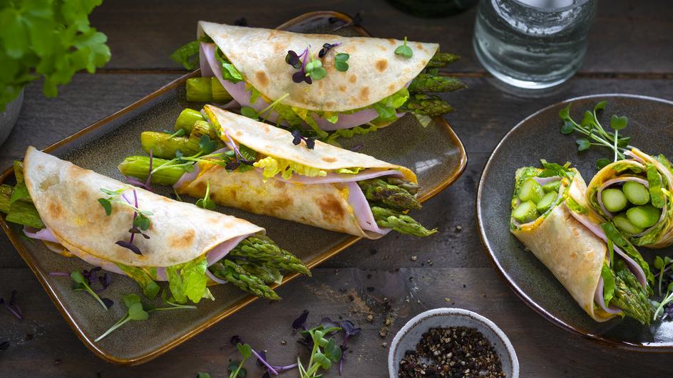 Grüner Spargel-Curry-Wrap