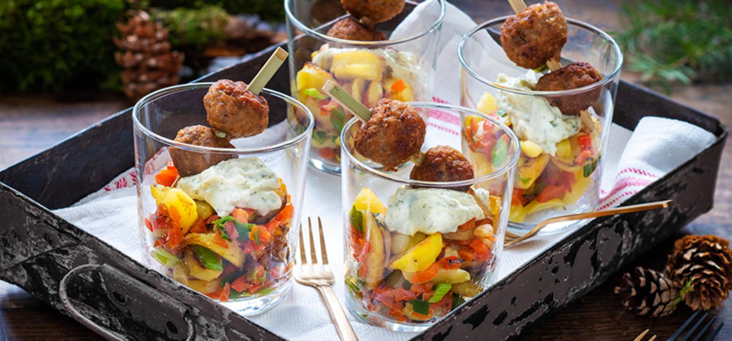 Hackbällchen auf Bratkartoffel-Salat