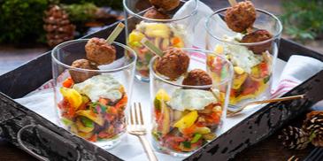 Hackbällchen auf Bratkartoffel-Salat