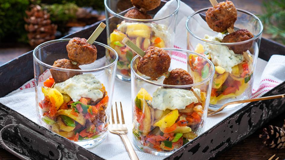 Hackbällchen auf Bratkartoffel-Salat