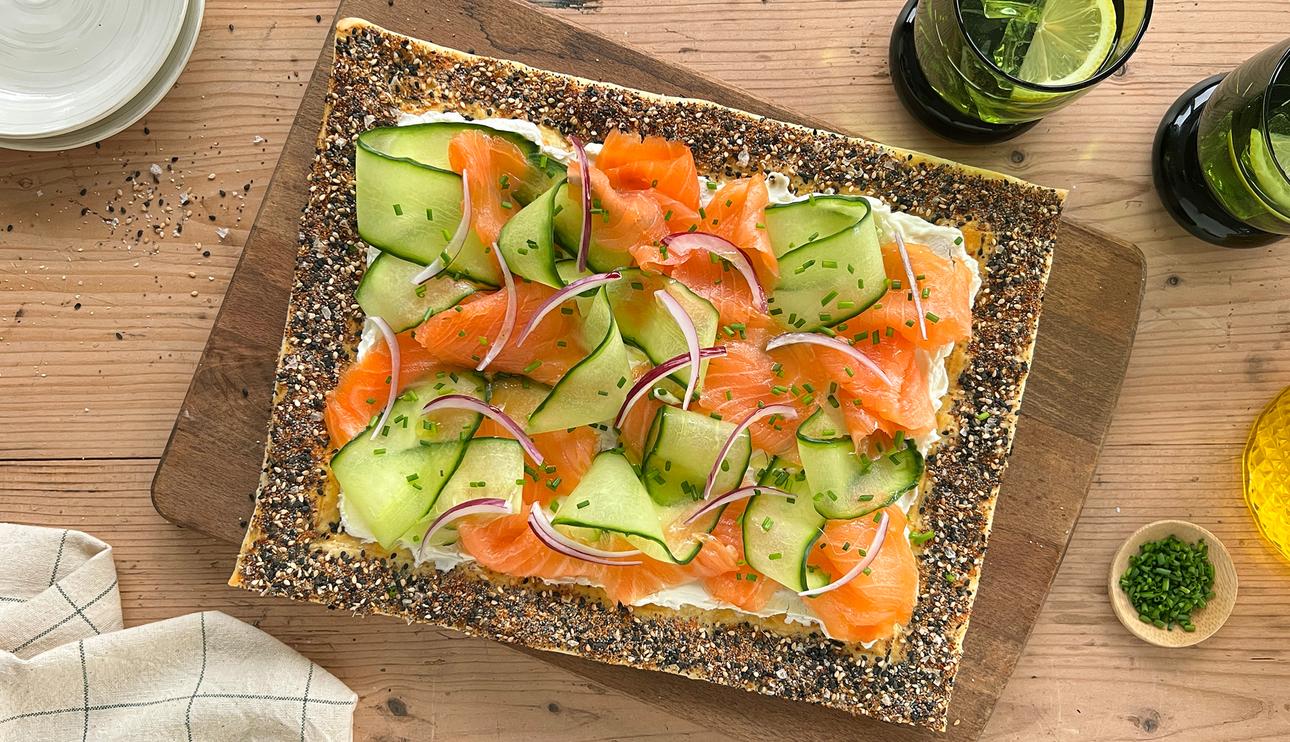 Hojaldre de salmón ahumado con borde de semillas