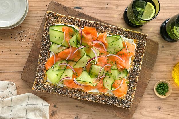 Hojaldre de salmón ahumado con borde de semillas