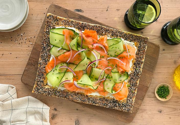 Hojaldre de salmón ahumado con borde de semillas