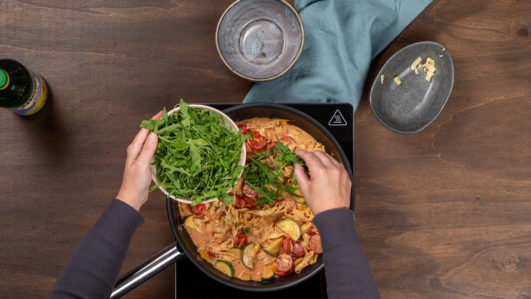 Tagliatelle-Gemüse-Pfanne mit Rucola