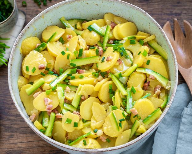 Kartoffelsalat mit Speck und Gurke