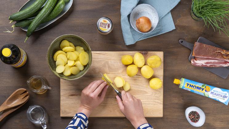 Kartoffelsalat mit Speck und Gurke