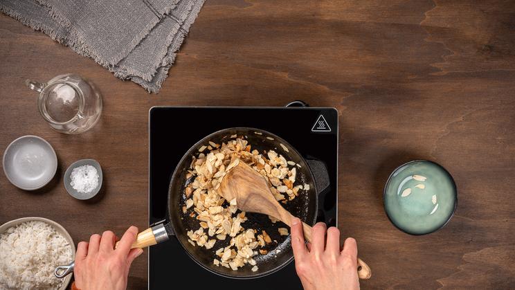 Zwiebel-Sahne-Hähnchen mit Mandelreis