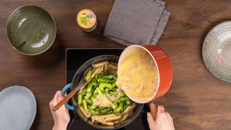 Penne mit Spargel-Schinken-Sauce