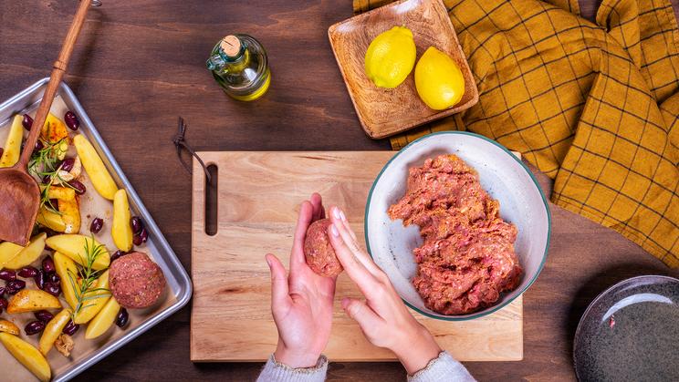 Mediterrane Frikadellen mit Ofenkartoffeln