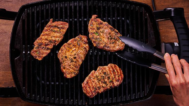 Schweinesteaks in Kräuter-Marinade vom Grill
