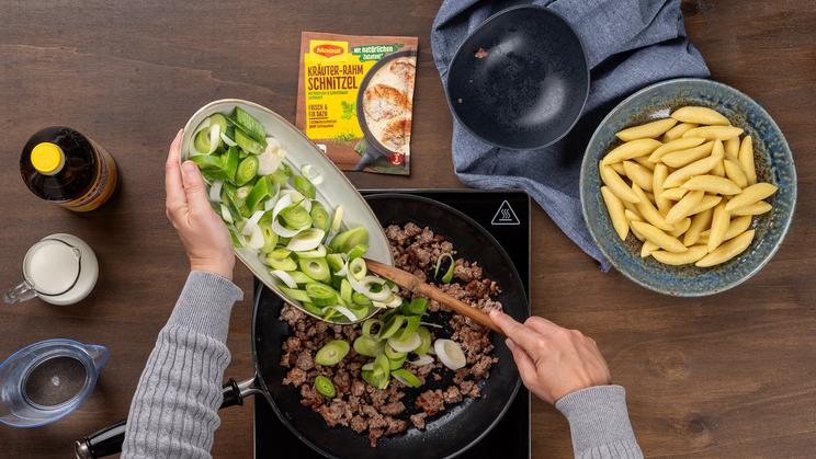 Hackfleisch-Lauch-Pfanne mit Schupfnudeln