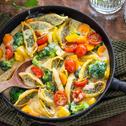 Bunte Maultaschen-Pfanne mit Soße