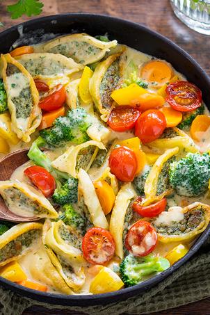 Bunte Maultaschen-Pfanne mit Soße