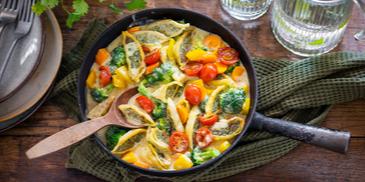 Bunte Maultaschen-Pfanne mit Soße