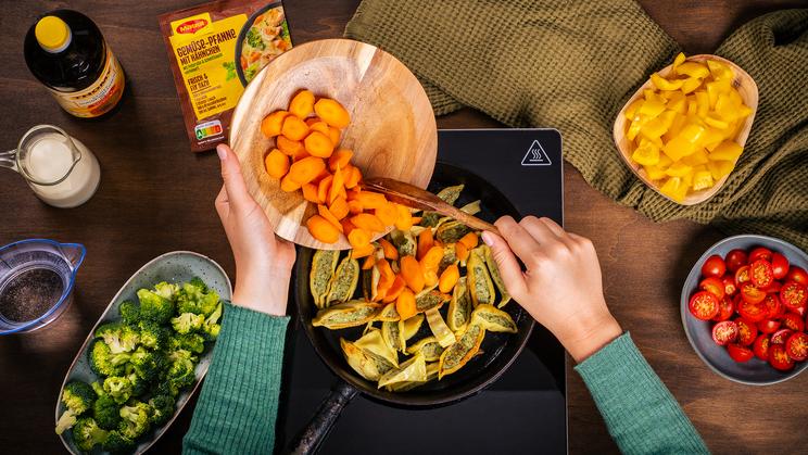 Bunte Maultaschen-Pfanne mit Soße