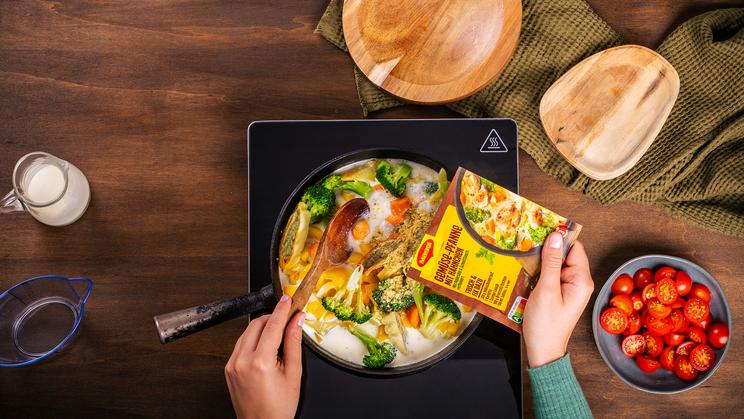 Bunte Maultaschen-Pfanne mit Soße