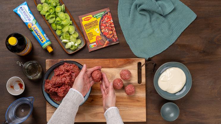 Hackbällchen in cremig-scharfer Sauce
