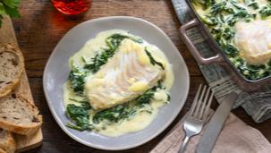 Ofenfisch auf Blattspinat