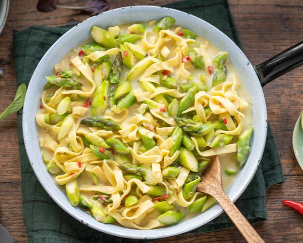 Spargel-Pasta-Pfanne mit Limetten-Chili-Hollandaise