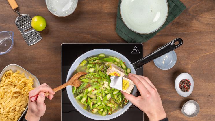 Spargel-Pasta-Pfanne mit Limetten-Chili-Hollandaise