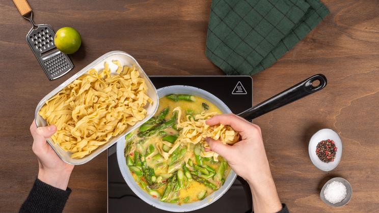 Spargel-Pasta-Pfanne mit Limetten-Chili-Hollandaise