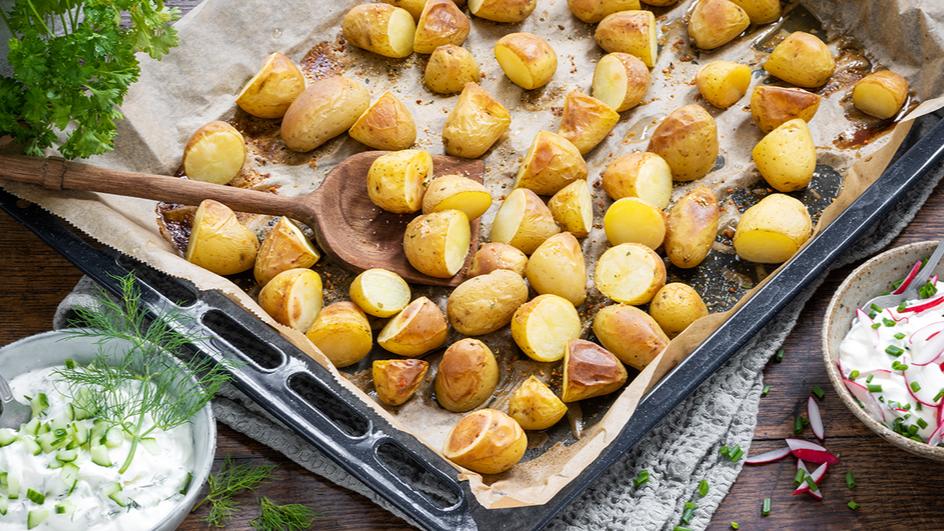 Blechkartoffeln mit zweierlei Gemüsedip