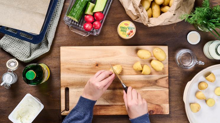 Blechkartoffeln mit zweierlei Gemüsedip