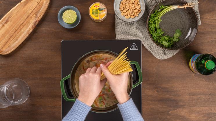 One Pot Pasta in Erdnusssauce