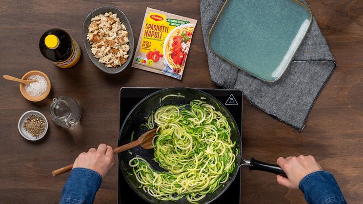 Zoodles mit Tofu Bolognese