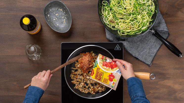 Zoodles mit Tofu Bolognese