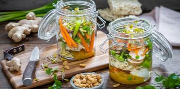 Asiatische Nudelsuppe to go