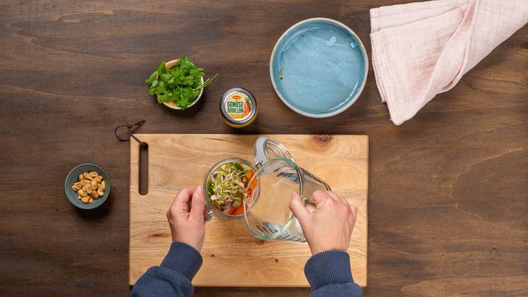 Asiatische Nudelsuppe to go